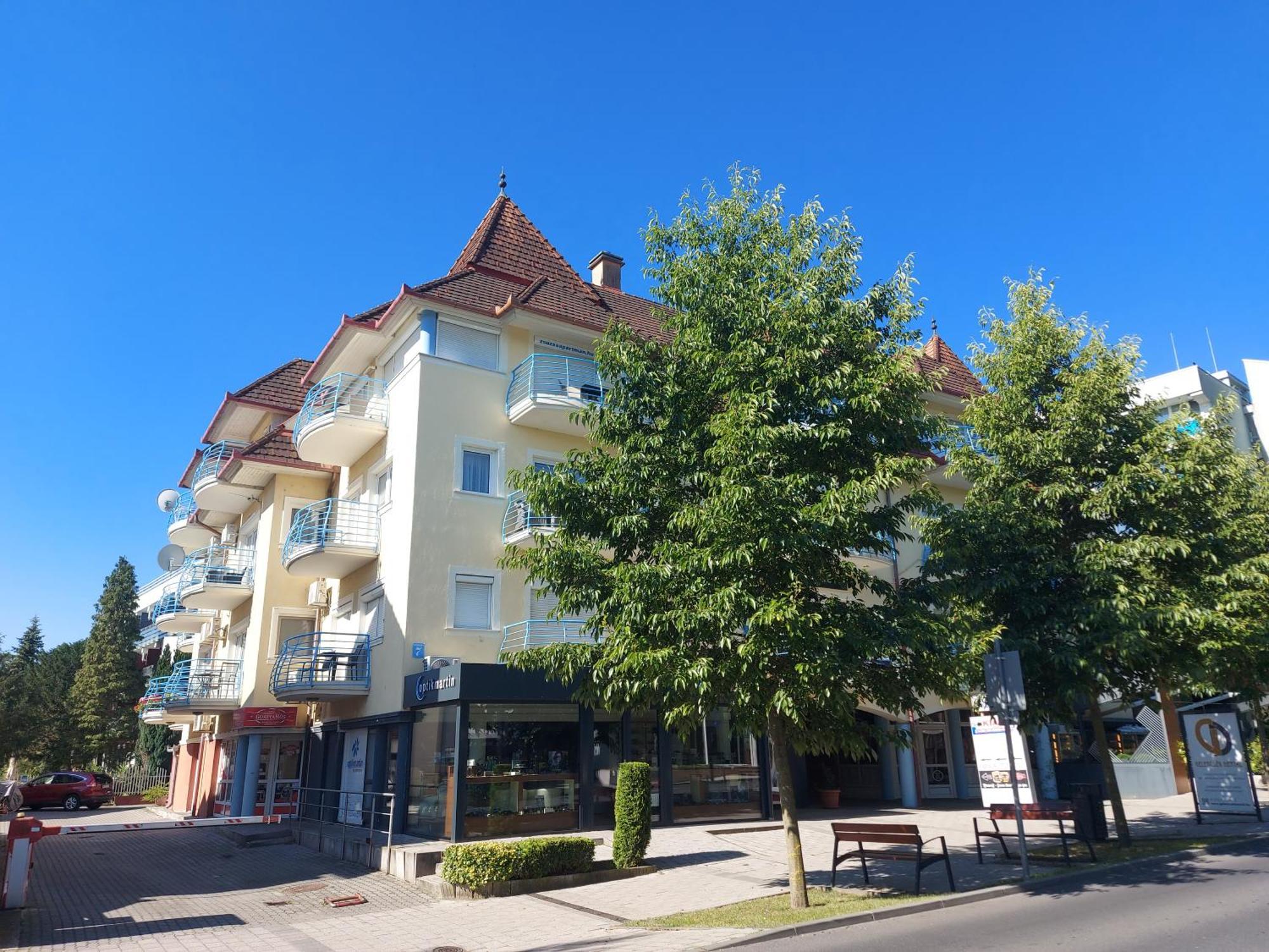 Cafe Relax Apartments Heviz Exterior photo