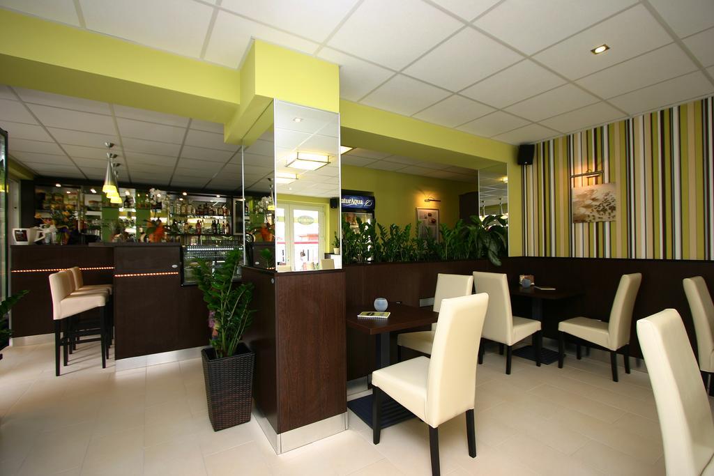 Cafe Relax Apartments Heviz Exterior photo